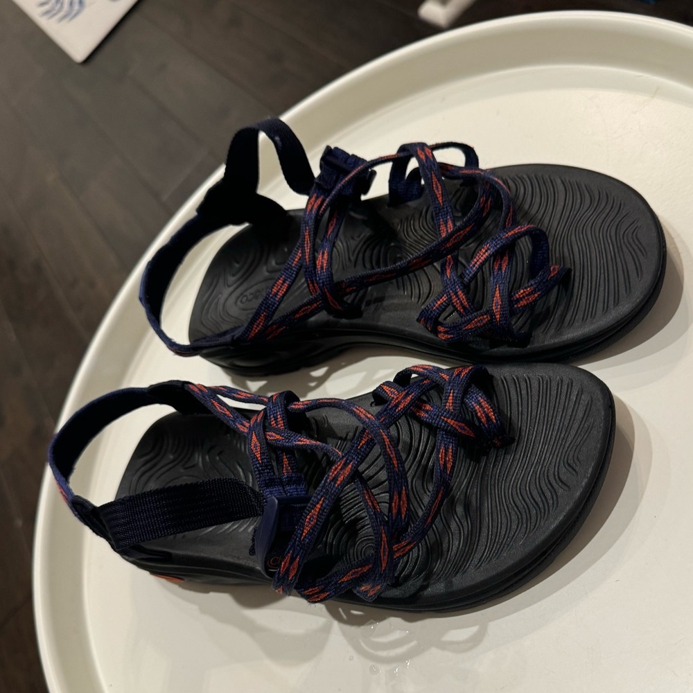 Chaco z/1 dual strap. Never worn. Couldn’t figure out straps.